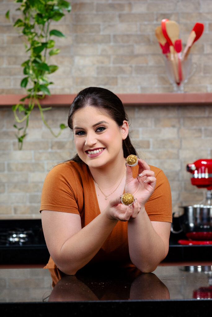 Heloísa Molás segurando brigadeiros gourmet