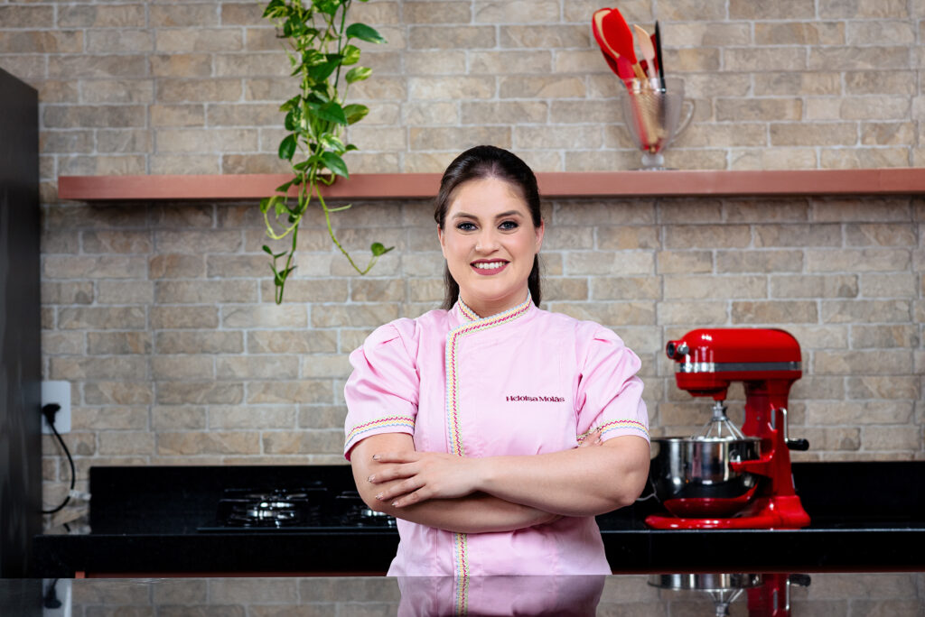Heloísa Molás em sua cozinha de confeitaria